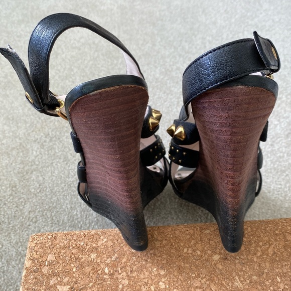 “RACHEL Rachel Roy” Sandals, wedge heel, leather straps with gold studs, Size 8 - Picture 5 of 8